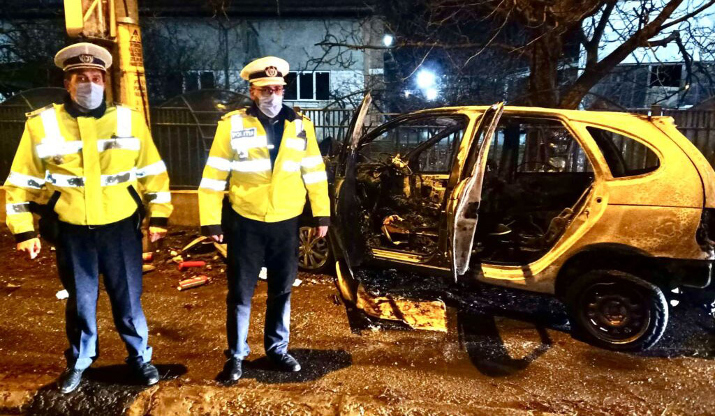 Doi polițiști au salvat un șofer beat, blocat în mașina care luase foc