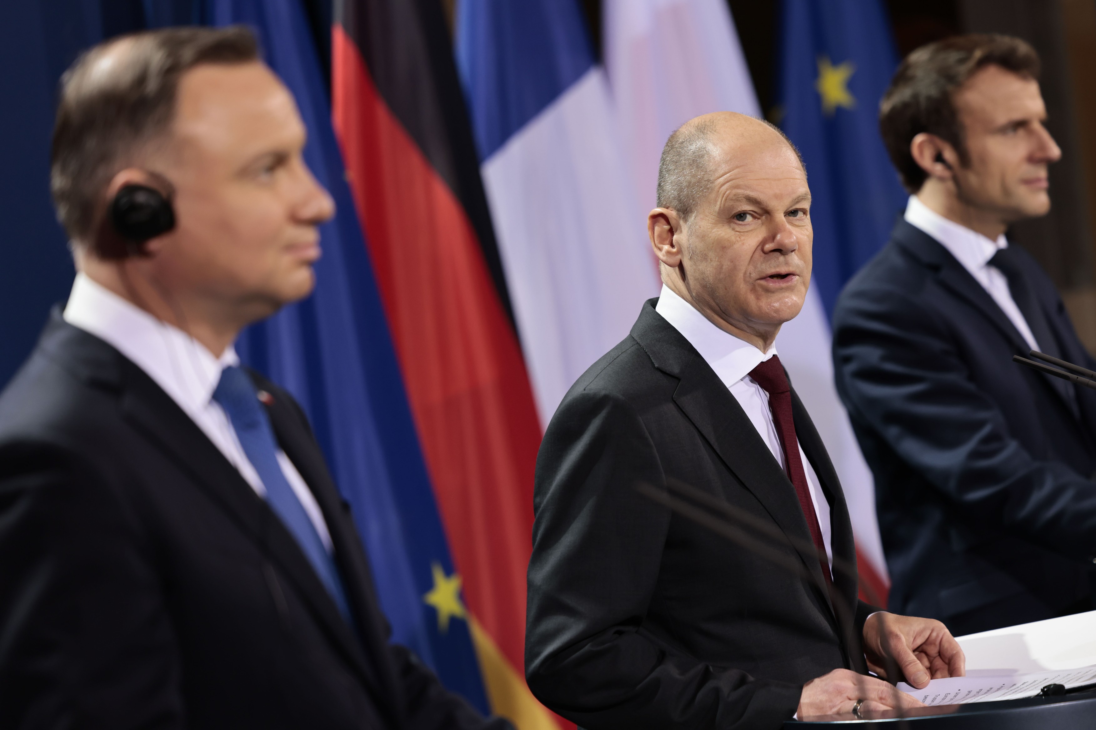 Olaf Scholz i-a primit la Berlin pe Macron și Duda. „Trebuie să găsim o soluție pentru a evita războiul”