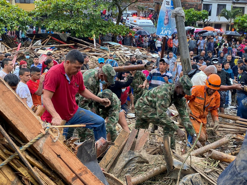 Cel puțin 14 persoane au murit în urma unei alunecări de teren din Columbia. „S-a prăbușit versantul peste case”