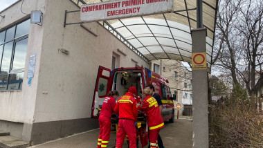 Un copil de doi ani a căzut de la etajul trei al unui bloc din Botoșani