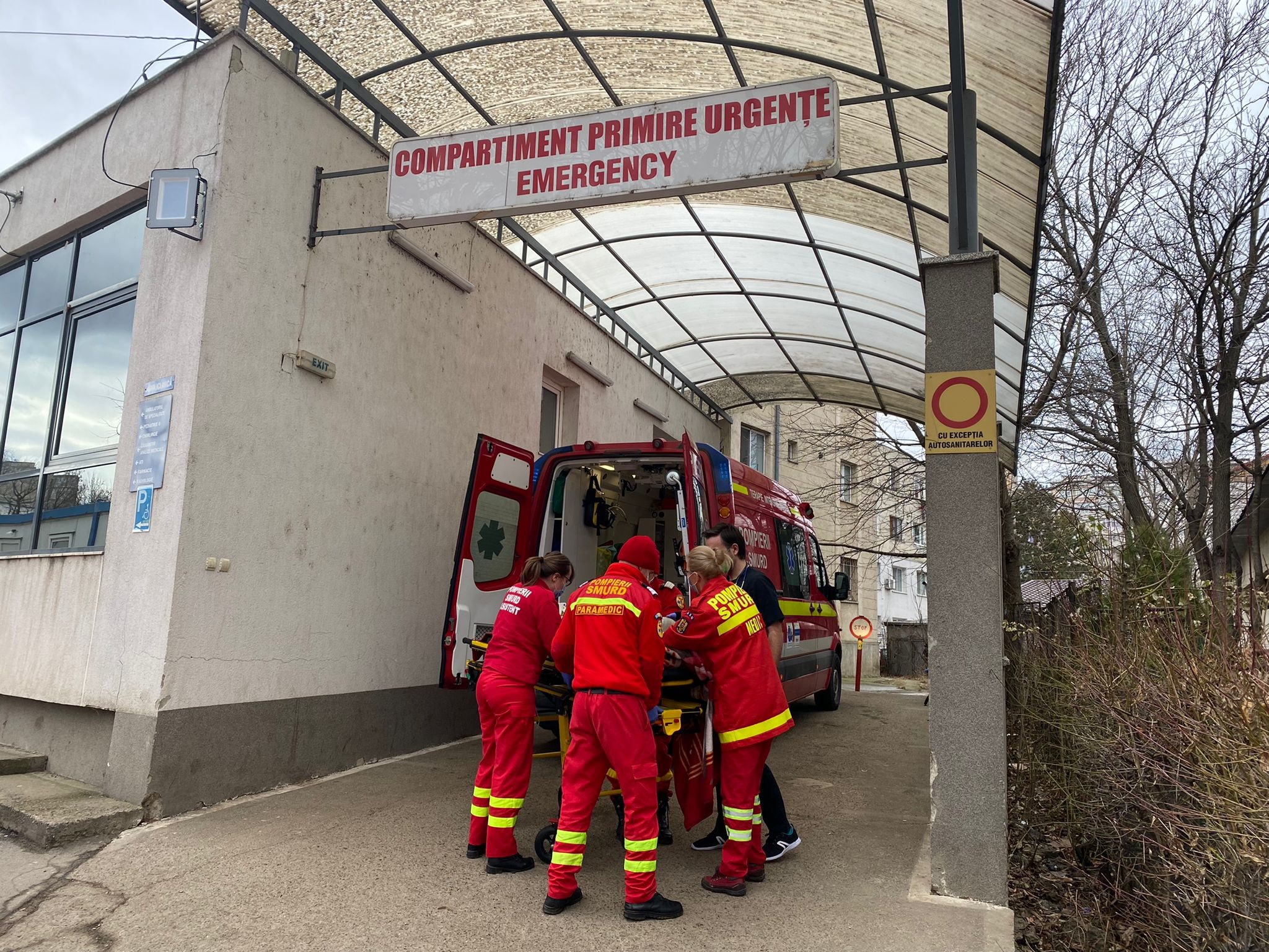 Un copil de doi ani a căzut de la etajul trei al unui bloc din Botoșani