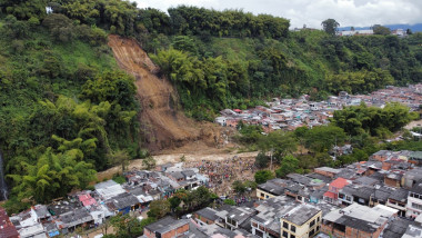 Urmările unei alunecări de teren care a îngropat o parte dintr-un oraș