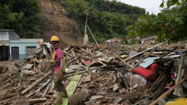 Urmările unei alunecări de teren care a îngropat o parte dintr-un oraș