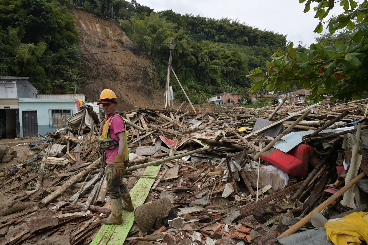 Tragedie în Indonezia: 11 morţi în urma unei alunecări de teren. Alte 12 persoane sunt date dispărute