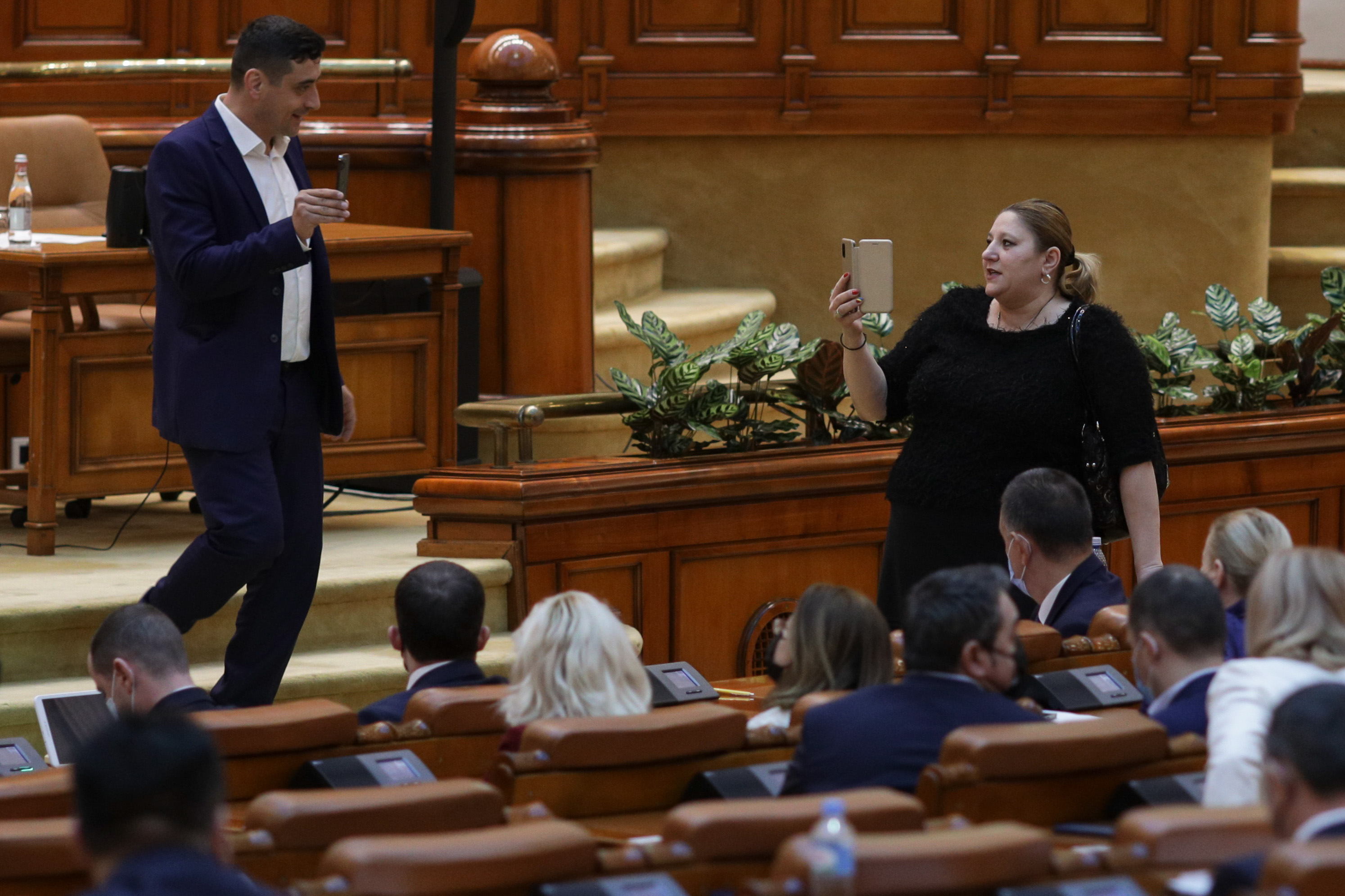 Ziua în care au venit trolii. Şoşoacă şi Simion au făcut bullying în Parlament în timpul votării sancţiunilor pentru deputaţii agresivi