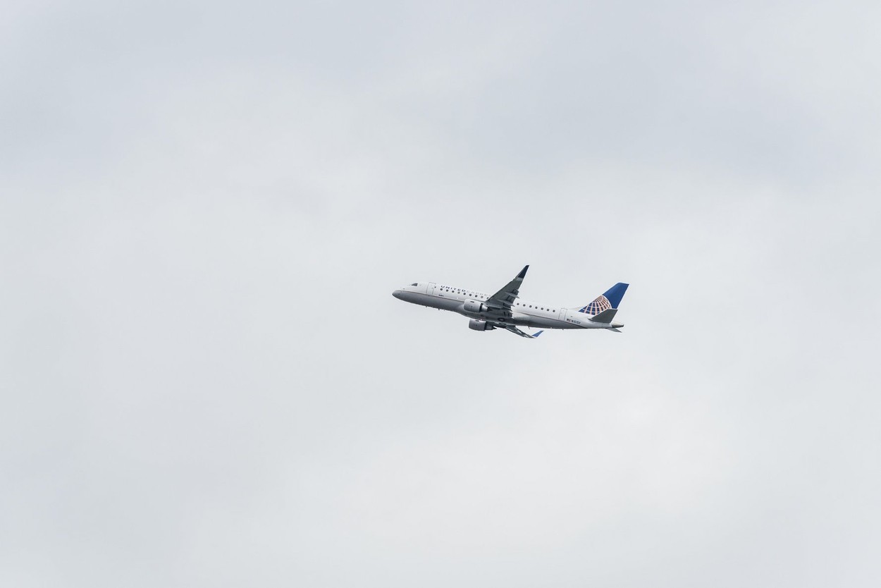 O femeie susține că a fost violată la bordul unui avion cu destinaţia Londra. Suspectul a fost arestat