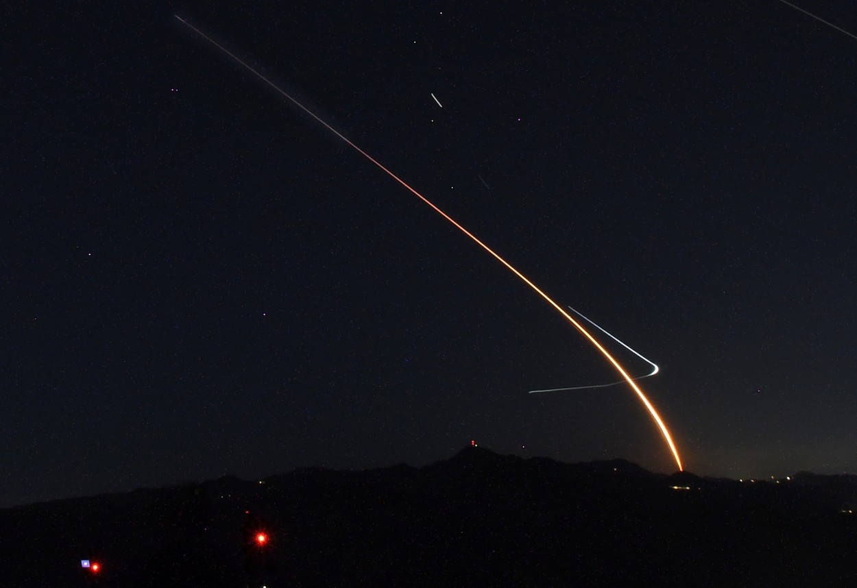 O furtună geomagnetică a distrus aproape toți sateliții Starlink pe care SpaceX tocmai îi lansase