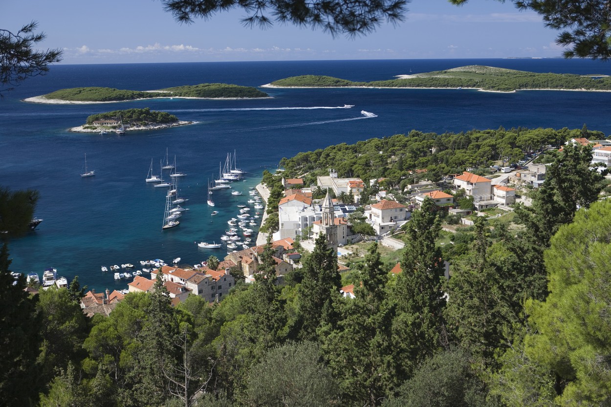 Românii vor plăti cu 25% mai mult pentru vacanțe în 2022. Expert în turism: „Un posibil final al pandemiei a adus un val de rezervări”
