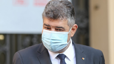 Marcel Ciolacu,cu mască, face declarații.