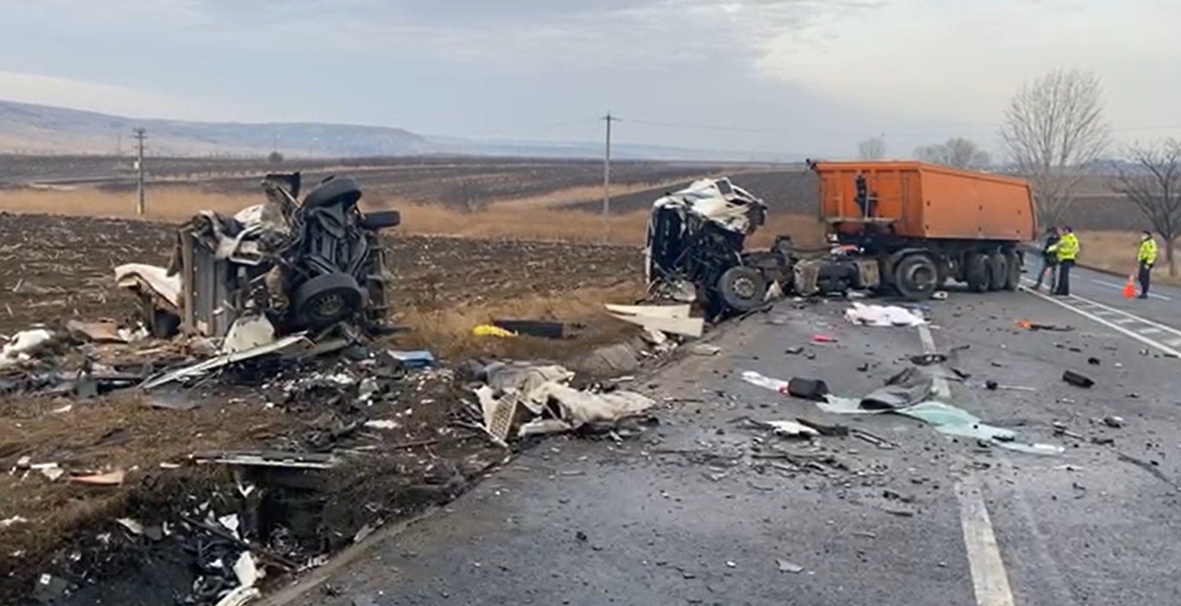 Accident grav în județul Iași. 7 morți, după ce un camion, o ambulanţă și un autoturism s-au ciocnit violent