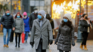 Oameni pe stradă cu masca în București.