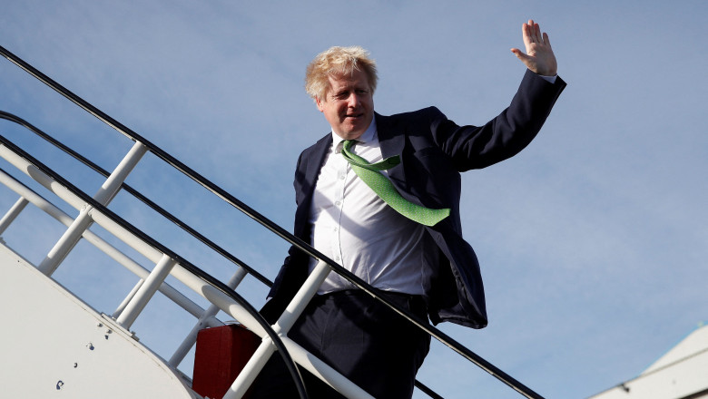 boris johnson pe scara avionului