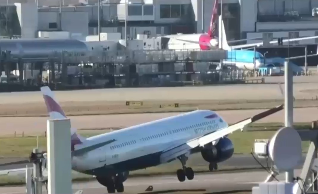 VIDEO. Aterizare ratată din cauza vântului la Londra. După ce a atins pista de câteva ori, avionul a decolat din nou