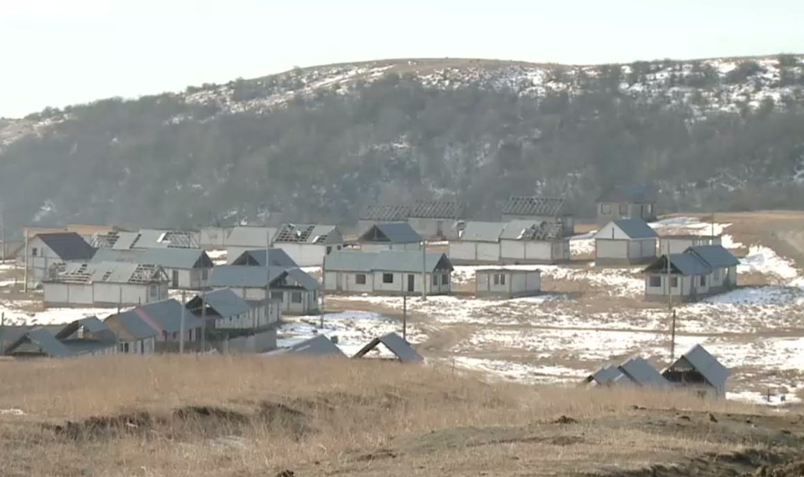 Reportaj în satul în care casele se vând cu 250 de euro. Un bărbat vrea să cumpere 13: Căsuțe de vacanță, suntem o familie numeroasă