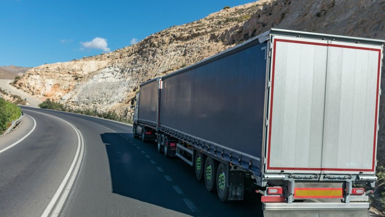Zeci de migranţi au fost găsiți de polițiști într-un camion abandonat în Bulgaria