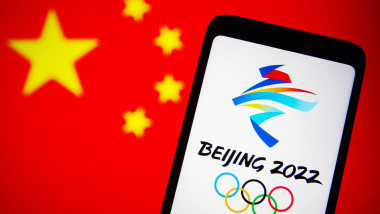 logo beijing 2022 pe telefon, suprapus pe steagul chinei