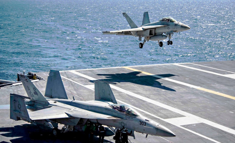 SUA trimit avioane de luptă și o navă de război în Golful Persic în sprijinul Emiratelor în conflictul cu rebelii Houthi din Yemen