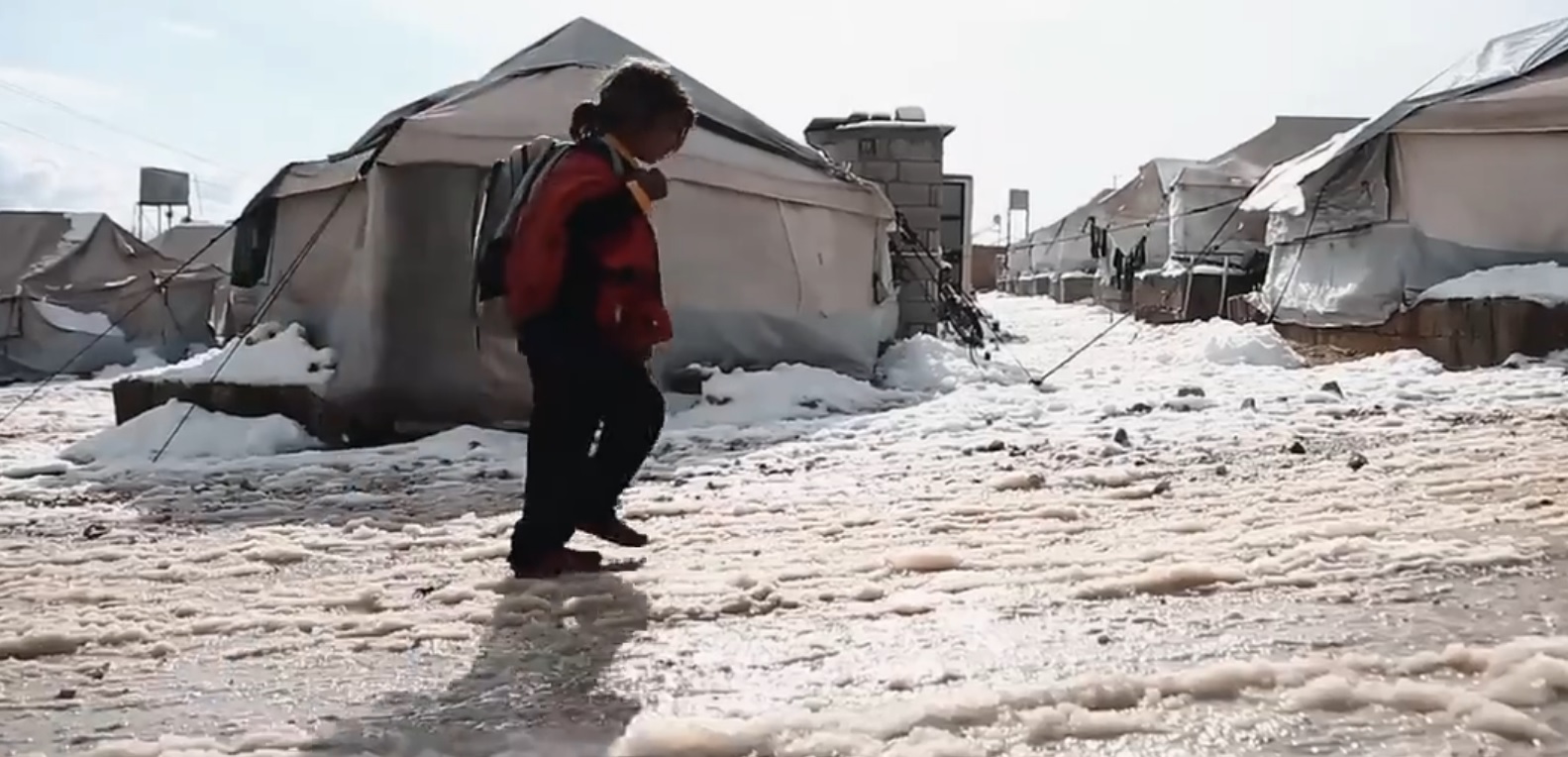 "Se pare că lumea a uitat de copiii din Siria". Bebelușii mor înghețați în taberele lovite de zăpadă și îngheț