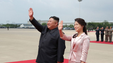 Kim Jong-Un și soţia liderului nord-coreean, Ri Sol Ju, ambii facand cu mana
