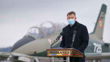 iohannis vorbeste in fata un avion f-16