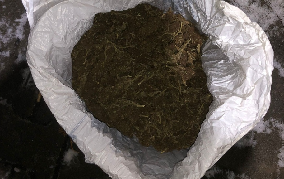 Doi tineri din Cluj, prinși în timp ce încercau să vândă 1,5 kilograme de canabis