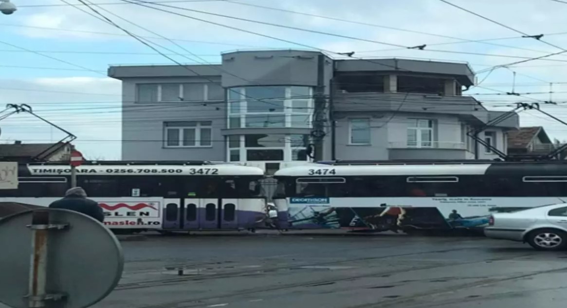 VIDEO. Două tramvaie s-au ciocnit frontal într-o intersecție din Timișoara