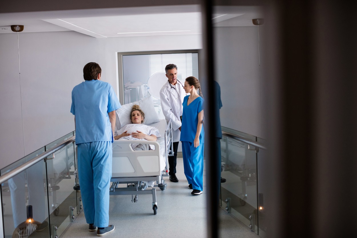 Un ginecolog olandez este tatăl biologic a cel puțin 21 de copii ai căror mame au apelat la tratamentele sale de fertiltate