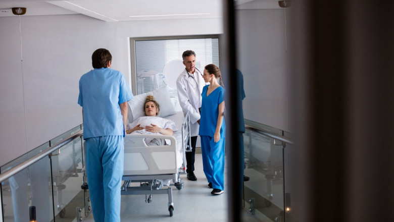 Doctori lângă o pacientă gravidă