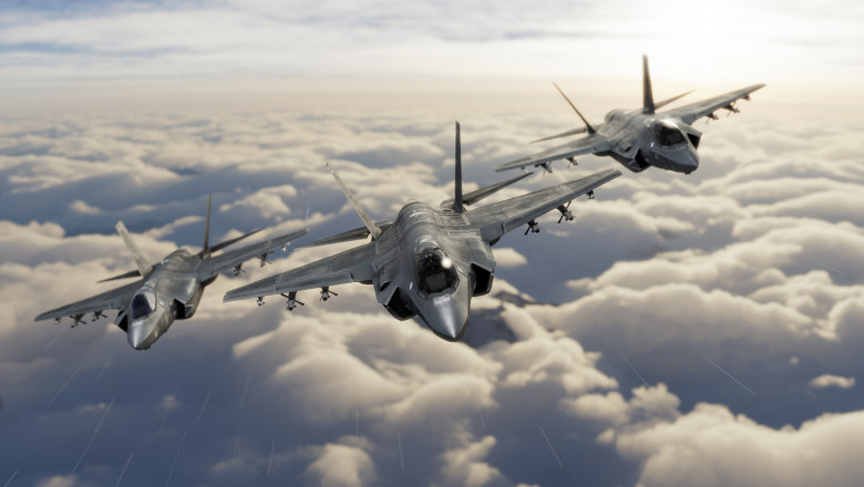 Trei avioane F-35 zboară în formație deasupra norilor