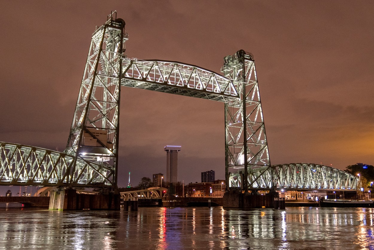 Constructorul iahtului de 430 de milioane de euro al lui Jeff Bezos renunță la cererea de demontare a unui pod istoric din Rotterdam