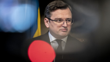 Ministrul ucrainean de Externe, Dmitro Kuleba, cu ochelari