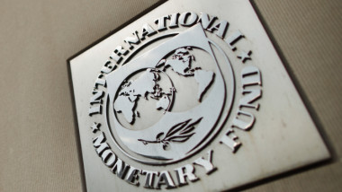 Logo-ul FMI de la intrarea în instituție.