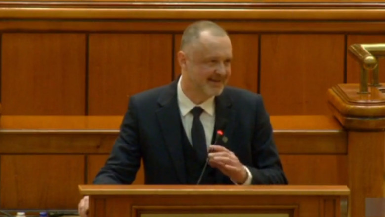 Sorin Lavric râde în timpul unui discurs în Parlament.