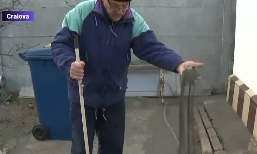 VIDEO. Nor de cenuşă peste cartiere din Craiova. Locuitorii se plâng că totul e acoperit de funingine: „Asta e cenușă! Asta mâncăm!”