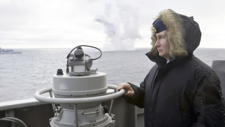 Vladimir Putin cu căciulă pe cap la manevre navale