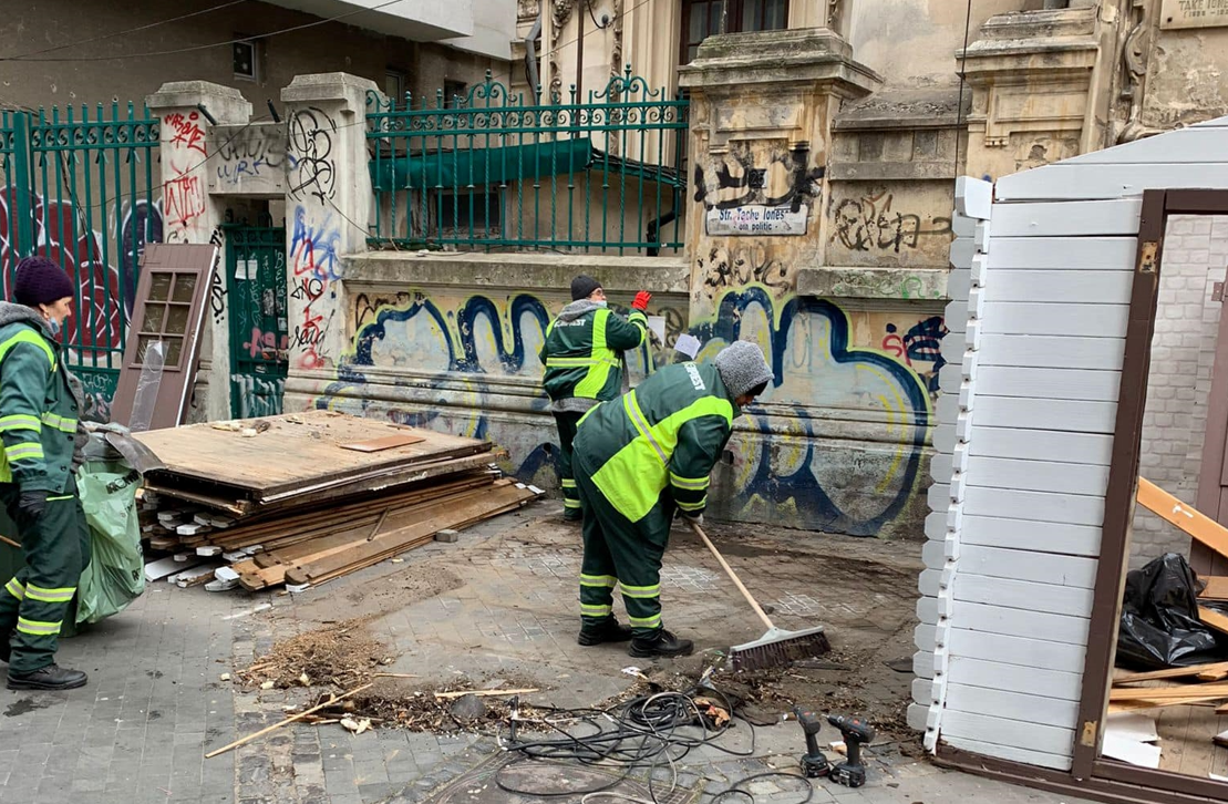 Nicușor Dan a demolat 10 chioșcuri din fața unei clădiri monument istoric: Construcțiile erau interzise, dar legea a fost ignorată
