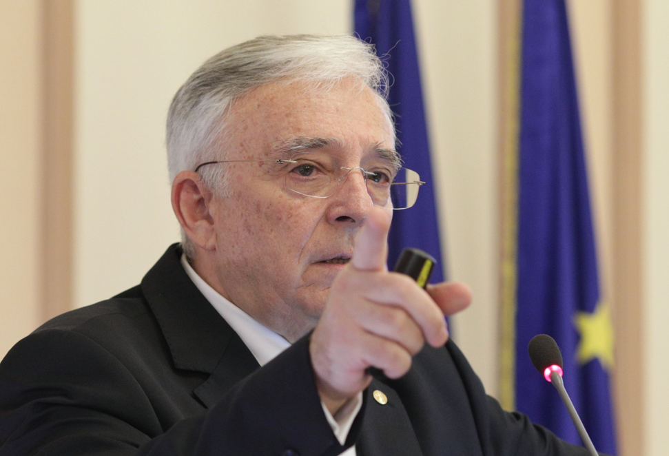 Mugur Isărescu: „Majorarea salariului minim este o decizie politică și trebuie tratată cu prudență”