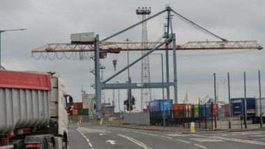 Imagine cu o macara și camioane de marfă în portul Belfast.