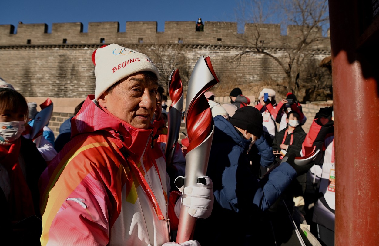 GALERIE FOTO Jackie Chan a dus flacăra olimpică a JO 2022 pe Marele Zid Chinezesc