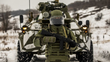 Soldat rus cu vehicul militar în spate