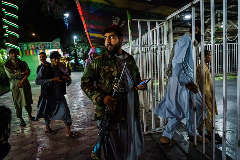 Luptători talibani într-un parc de distracții