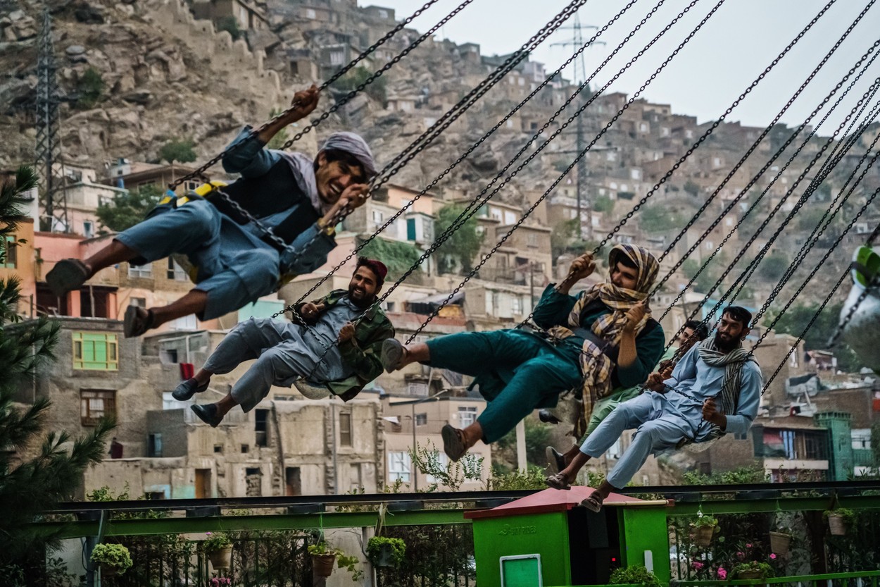 Ca să pară mai umani, talibanii au impus acum și o regulă pentru luptătorii lor care merg în parcurile de distracții
