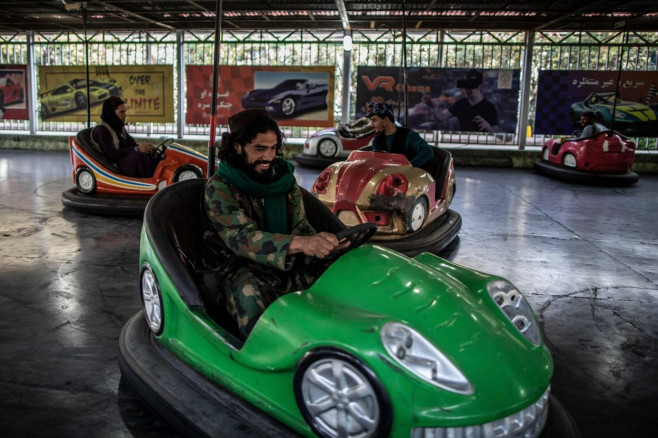 Luptători talibani într-un parc de distracții