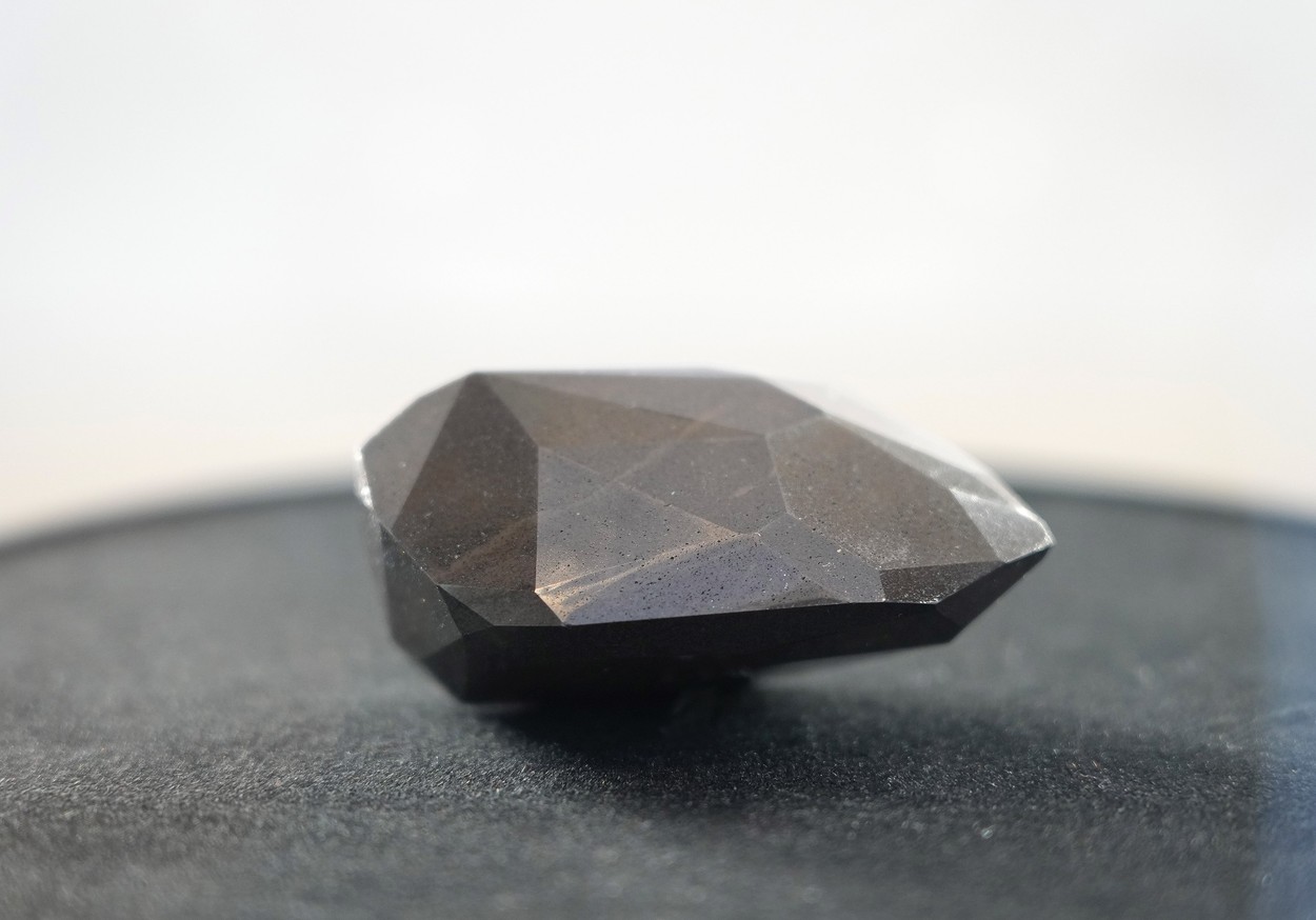 Diamantul negru "Enigma", vechi de 1 miliard de ani și care ar putea proveni din spațiu, este scos la vânzare