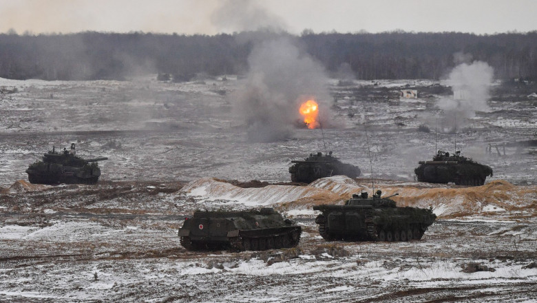 exercituu militar cu tancuri pe zapada in belarus