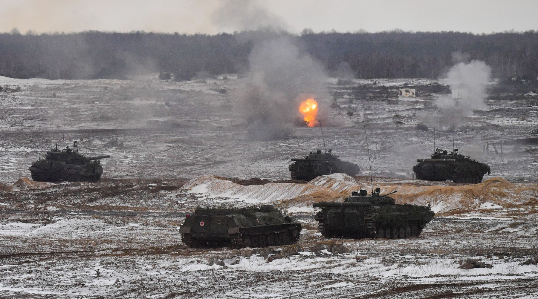 Lukaşenko vrea să cumpere echipamentele transferate de Rusia pentru exerciţiile militare comune, ca „să-şi apere graniţa cu Ucraina”