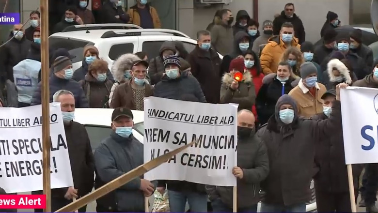 proteste in fata prefecturii olt ale angajatilor de la alro slatina