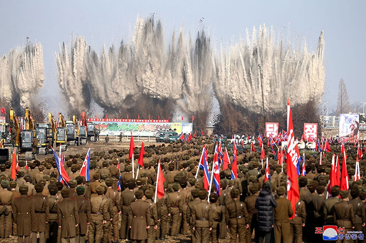 Kim Jong-un, cu ochelari de soare şi jachetă militară. Liderul nord-coreean, aclamat la inaugurarea unui proiect imobiliar-mamut
