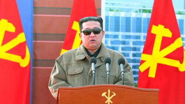 kim jong-un cu ochelari de soare si jacheta militara vorbeste la tribuna