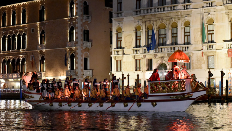 barci pe apa la carnaval in venetia